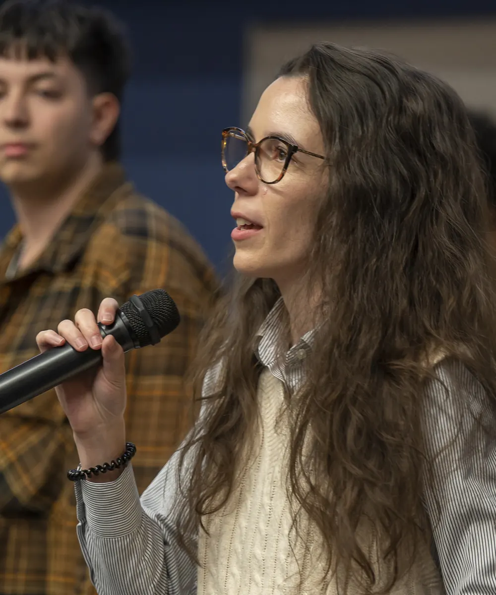 Alexia Nectoux prenant la parole au micro lors d'un événement